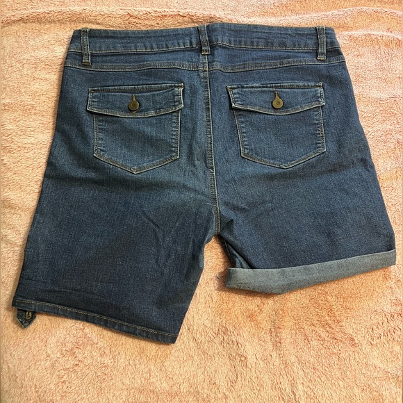 #210 Woman’s adjustable shorts - Picture 7 of 8